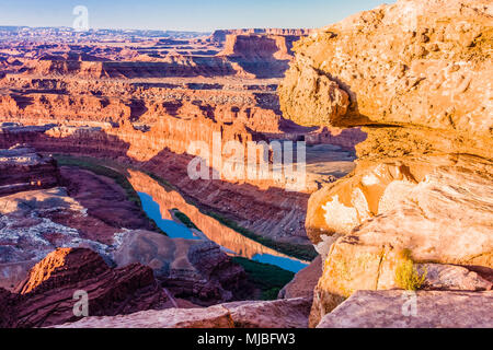 Anzeigen Colorado River mit Reflexionen und schroffe Gelände von Canyonlands National Park von Dead Horse Point in Dead Horse State Park, Utah. Stockfoto