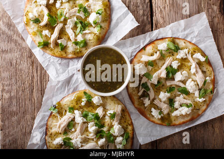 Authentische Mexikanische Chalupas mit Bauernhof Käse- und Hühnerfleisch closeup auf einem Tisch horizontal oben Ansicht von oben Stockfoto