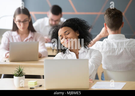 Entspannt lächelnd afrikanische Frau genießen Urlaub in Coworking, keine St Stockfoto