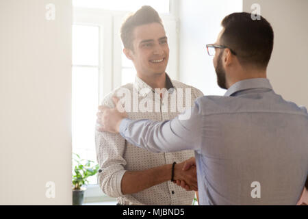 Danke Chef handshaking Mitarbeiter gratulieren mit Job promo Stockfoto