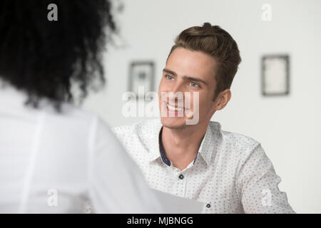 Lächelnd interessierten männlichen hr manager Interviews Prüfung Frau Stockfoto