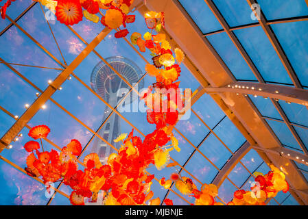 Space Needle durchschaut Glasshouse, Chihuly Garten und Glas, Seattle, Washington State, USA Stockfoto