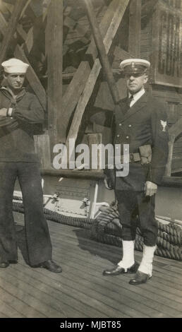 Antike c 1922 Foto, Aussicht an Bord der Kabel-ship USCG Pequot. Sailor und bewaffneten Offizier vom Dienst im Hafen fertig, an Land zu gehen. Quelle: ORIGINAL FOTOABZUG. Stockfoto