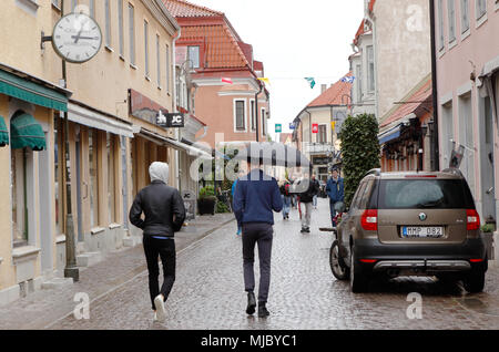 Visby, Schweden - 15. Mai 2016: Menschen zu Fuß die Straße Adelsgatan in Visby Innenstadt regnerischen Tag. Stockfoto