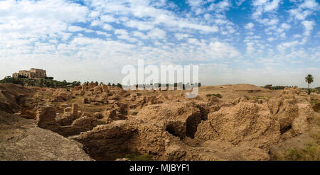 Panorama der teilweise restaurierten Ruinen von Babylon und ehemaligen Saddam Hussein Palast, Babylon, Hillah, Irak Stockfoto