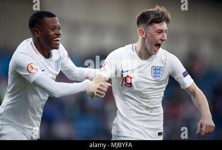 Englands Matthew Daly (rechts) feiert zählende zweite Ziel seiner Seite des Spiels mit Rayhaan Tulloch während der UEFA-U17-Meisterschaft, Gruppe, ein Gleiches an der Proact Stadion, Chesterfield. Stockfoto