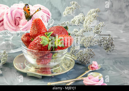 Rote Erdbeere im Glasgefäß mit Rosa handgefertigt Marshmallows auf schönen hellen Hintergrund Reif. Kopieren Sie Platz. Stockfoto