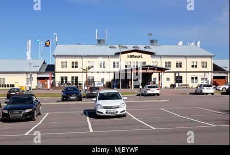 Karlstad, Schweden - 26. Mai 2016: Parken mit parkenden Autos vor Karlstader Flughafen Terminal Gebäude. Stockfoto