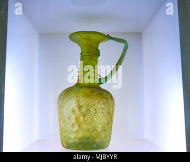 Teheran, Iran - Oktober 24, 2017: Das alte Glas Glas mit Blumenschmuck Elemente in Glas und Keramik Museum, am 24. Oktober in Teheran angezeigt. Stockfoto