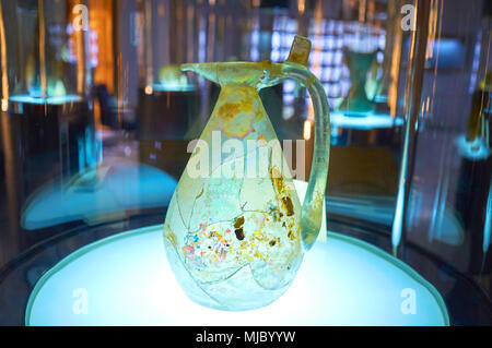 Teheran, Iran - Oktober 24, 2017: Die schöne alte durchscheinend jar ist einer der ungewöhnlichsten Objekt in Glas und Keramik Museum, am 24. Oktober in Teh Stockfoto