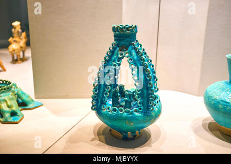Teheran, Iran - 24. OKTOBER 2017: Schön dekoriert Ton Waren sind auf Glas und Keramik Museum, am 24. Oktober in Teheran ausgestellt. Stockfoto