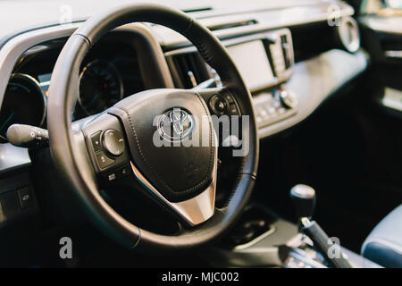 Bukarest, Rumänien - 28. MÄRZ 2018: Toyota Auto Cockpit Ansicht von Innen Stockfoto