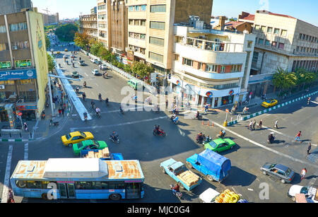 Teheran, Iran - Oktober 24, 2017: Die schnellen und chaotischen Verkehr an der Kreuzung der Amir Kabir und Pamenar Straßen, am 24. Oktober in Teheran. Stockfoto