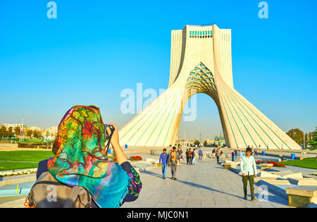 Teheran, Iran - Oktober 24, 2017: Der junge Touristen macht ein Bild von azadi Turm mit Teheran Stadt auf den Hintergrund, die am 24. Oktober in Teheran. Stockfoto