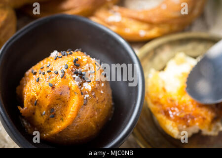 Bayerische Brezel mit hausgemachten Mangalica Streichfett Stockfoto