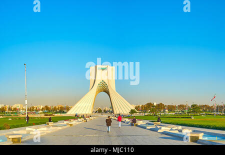 Teheran, Iran - Oktober 24, 2017: Azadi Turm ist das wichtigste Wahrzeichen der Stadt auf dem gleichnamigen Platz in der Mitte des malerischen Park, o Stockfoto