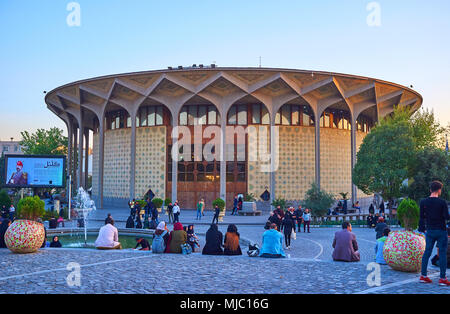 Teheran, Iran - Oktober 24, 2017: Einheimische genießen Sie Ihren Abend in Daheshgu Park mit Blick auf den schönen Gebäude des Teatre Shahr in der persischen St gebaut Stockfoto