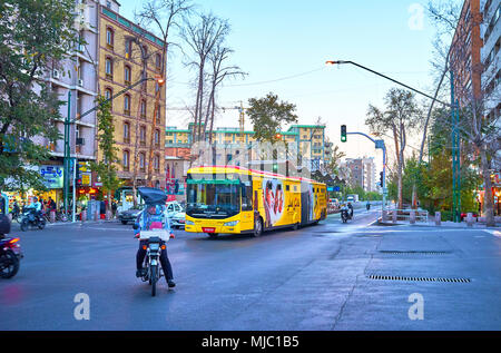 Teheran, Iran - Oktober 24, 2017: Die Valiasr Avenue mit Reiten Busse von rapid transit system, am 24. Oktober in Teheran. Stockfoto