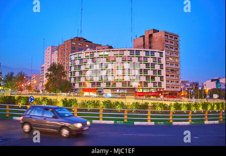 Teheran, Iran - Oktober 24, 2017: Der Abend Stadtbild von Valiasr Platz mit beleuchteten Gebäuden, Geschäften und Cafés, am 24. Oktober in Teheran. Stockfoto