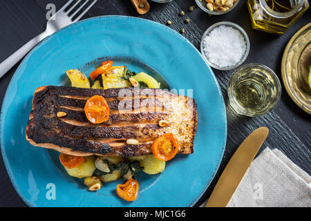 Gegrillter Lachs mit Gemüse serviert auf blauen Platte. Gesunde Mahlzeit. Stockfoto