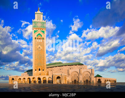 Die Hassan-II.-Moschee, Casablanca, Marokko: Am frühen Morgen Blick auf die größte Moschee des Landes und die drittgrößte in der Welt nach dem Grand Stockfoto