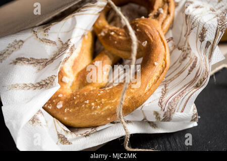 Guten Morgen Sonnenschein Hintergrund. Brezeln in einer Box zum Frühstück. Stockfoto