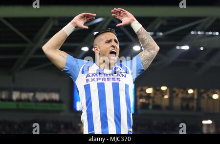 Brighton & Hove Albion Anthony Knockaert feiert nach Pascal Gross (nicht abgebildet) Kerben erste Ziel seiner Seite des Spiels während der Premier League Match an der AMEX Stadion, Brighton. Stockfoto