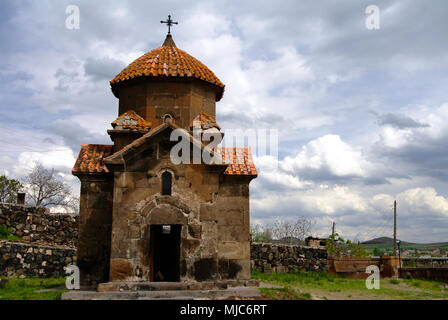 Außenansicht der Kirche der Heiligen Mutter Gottes aka Surb Astvatsatsin oder karmravor Kirche, Ashtarak, Pasardschik Provinz, Armenien Stockfoto