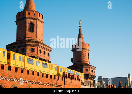 Berlin Oberbaumbrücke und u-bahn - Oberbaumbruecke, Berlin Kreuzberg Stockfoto