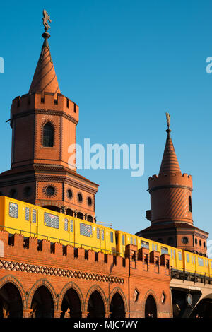 Berlin Oberbaumbrücke und u-bahn - Oberbaumbruecke, Berlin Kreuzberg Stockfoto