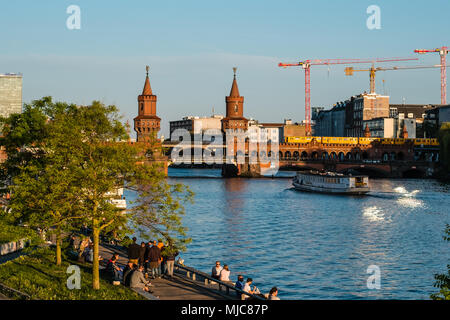 Berlin, Deutschland - Mai, 2018: die Oberbaumbrücke (Oberbaumbruecke) und Leute an der Spree in Berlin. Stockfoto