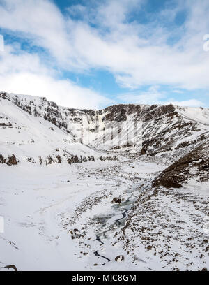 Hengifoss Wasserfall, schneebedeckten Landschaft mit Fluss Hengifossa, in der Nähe von Eskifjörður, Austurland, Osten Island, Island Stockfoto