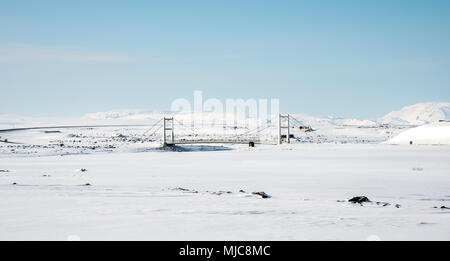 Brücke über den Fluss Jokulsa eine Fjollum im Schnee, der Route 1 zwischen Eglstadir und Myvatn, Norourland eystra, North Island, Island Stockfoto