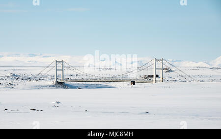 Brücke über den Fluss Jokulsa eine Fjollum im Schnee, der Route 1 zwischen Eglstadir und Myvatn, Norourland eystra, North Island, Island Stockfoto