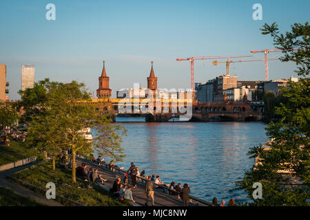 Berlin, Deutschland - Mai, 2018: die Oberbaumbrücke (Oberbaumbruecke) und Leute an der Spree in Berlin. Stockfoto