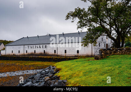 ISLE OF Skye, Großbritannien - 30 August 2013: Talisker Distillery bei bewölkten Tag auf der Insel Skye, Vereinigtes Königreich Stockfoto