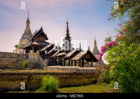 Wunderschöne Aussicht auf antiken Tempel im alten Bagan mit Blumen vorne, Myanmar, Birma Stockfoto