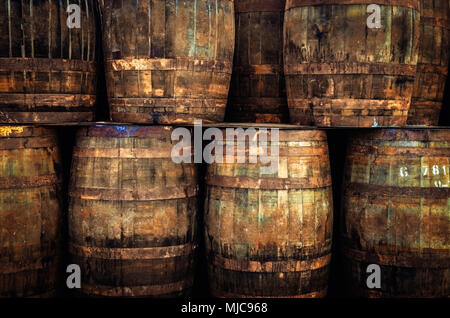 Stapel der alten hölzernen Whisky Fässer gestapelt Stockfoto