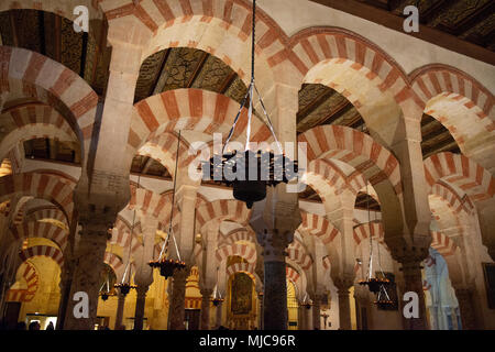 Säulenhalle mit Bögen im maurischen Stil, Gebet Halle der ehemaligen Moschee, Mezquita-Catedral de Cordoba oder die Kathedrale der Konzeption unserer Stockfoto