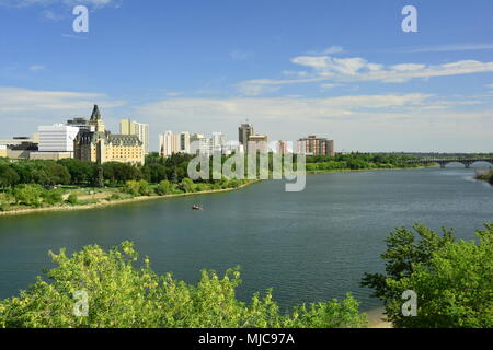 Saskatoon Skyline der Stadt und den South Saskatchewan River, die über es läuft. Stockfoto