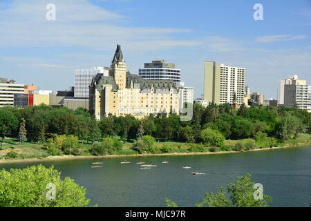 Saskatoon Skyline der Stadt und den South Saskatchewan River, die über es läuft. Stockfoto