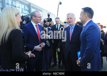 Der Europäischen Kommission Chief Brexit Verhandlungsführer Michel Barnier (2-R) ist von Helen McEntee, irische Europaminister (L), Simon Coveney, Minister für Auswärtige Angelegenheiten und Handel (2-L) und der irische Premierminister Leo Varadkar (R) in Dundalk, Irland, 30. April 2018 begrüsst Stockfoto