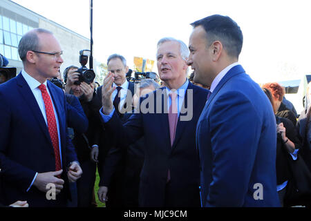 Der Europäischen Kommission Chief Brexit Verhandlungsführer Michel Barnier (2-R) wird von Simon Coveney, Minister für Auswärtige Angelegenheiten und Handel (2-L) und der irische Premierminister Leo Varadkar (R) in Dundalk, Irland, 30. April 2018 begrüsst Stockfoto