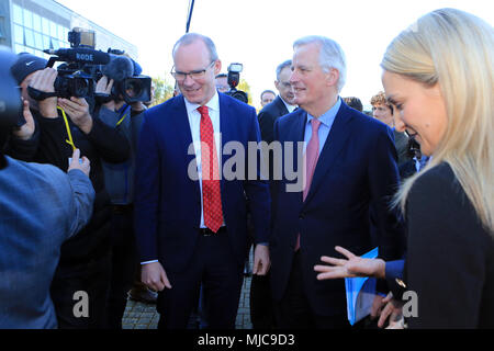 Der Europäischen Kommission Chief Brexit Verhandlungsführer Michel Barnier (2-R) wird durch, Simon Coveney, Minister für Auswärtige Angelegenheiten und Handel (2-L) und der irische Premierminister Leo Varadkar (R) in Dundalk, Irland, 30. April 2018 begrüsst Stockfoto