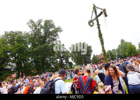 Mariefred, Schweden - 24. Juni 2016: Traditionellen Mittsommer feiern am Johannisabend mit öffentlichen Kreis Tanz um den Maibaum. Stockfoto