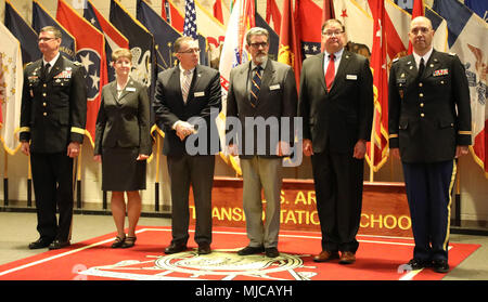 Brig. Gen. Jeffrey W. Drushal (links), Leiter der Transport und Kommandant, U.S. Army Transportation Schule, zusammen mit Chief Warrant Officer 5 Donald E. Berg (rechts), regimental Warrant Officer, erkannte die honorarys des Regiments während der U.S. Army Transportation Corps jährliche Regimental ehrt Zeremonie am 1. Mai im Wylie Halle auf Fort Lee, Virginia. Erkannt wurden: Ehrenamtliche Colonel des Regiments, Generalleutnant (A.D.) Kathleen Gainey; ehrenamtliche Sergeant Major des Regiments, Command Sgt. Maj (Ret.) John kressley; ehrenamtliche Warrant Officer des Regiments, Chief Warrant Officer 4 (Ret.) Patr Stockfoto