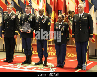 Brig. Gen. Jeffrey W. Drushal (links), Leiter der Transport und Kommandant, U.S. Army Transportation Schule, zusammen mit Chief Warrant Officer 5 Donald E. Berg (rechts), regimental Warrant Officer erkannte die 173Rd Infantry Brigade Combat Team (Airborne), Camp Ederle, Vicenza, Italien mit den "Besten der Besten" Award, offiziell die 2017 Deployment Excellence Award, während der US-Army Transportation Corps jährliche Regimental ehrt Zeremonie am 1. Mai im Wylie Halle auf Fort Lee, Virginia genannt. Die Bereitstellung Excellence Award, im Jahr 2000 gestiftet wurde, erkennt Geräte und Installation Transport e Stockfoto