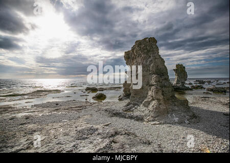 Korallendenkmäler genannt Raukar an der ostseeküste von Gotland, Schweden Stockfoto