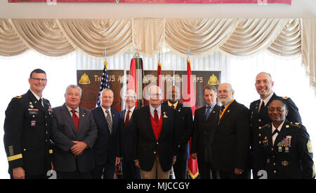 Brig. Gen. Jeffrey W. Drushal (links), Leiter der Transport und Kommandant, U.S. Army Transportation Schule, zusammen mit Chief Warrant Officer 5 Donald E. Berg, regimental Warrant Officer und Command Sgt. Maj. Vickie G. Culp, regimental command Sergeant Major, erkannte die 2018 Transport Corps Hall der Ruhmeingezogener während der U.S. Army Transportation Corps jährliche Hall of Fame Zeremonie am 1. Mai Lee Club in Fort Lee, Virginia. Erkannt wurden: Generalmajor (A.D.) Peter S. Lennon; Command Sgt. Maj (Ret.) Thomas A. Mott; Command Sgt. Maj (Ret.) Frank L. Reeves; Command Sgt. Maj (Ret. Stockfoto