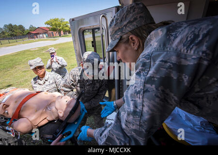 Kol. Jennifer Kurz, rechts, 23d Wing Commander, bereitet einem gurney Holding eine Schaufensterpuppe zu erhalten, 30. April 2018, bei Moody Air Force Base, Ga. Kurze Tourneen der 23d Medical Group (MDG) ein besseres Verständnis Ihrer gesamten Mission, Funktionen und umfassende Aufgaben zu gewinnen, und war in der Lage, den täglichen Betrieb zu Erleben der verschiedenen Einheiten innerhalb der 23d MDG, angefangen von bioenvironmental auf ambulante Pflege. (U.S. Air Force Foto von Airman 1st Class Eugene Oliver) Stockfoto